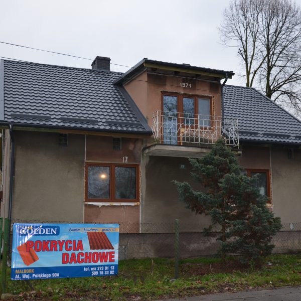 Dach z blachodachówki Ruukki Finnera grafit, łączącej trwałość z minimalistyczną estetyką.